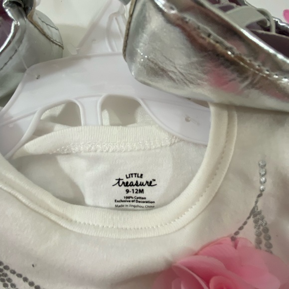 Little treasures  new silver shoes with body suit and feminine little bib - Picture 4 of 5